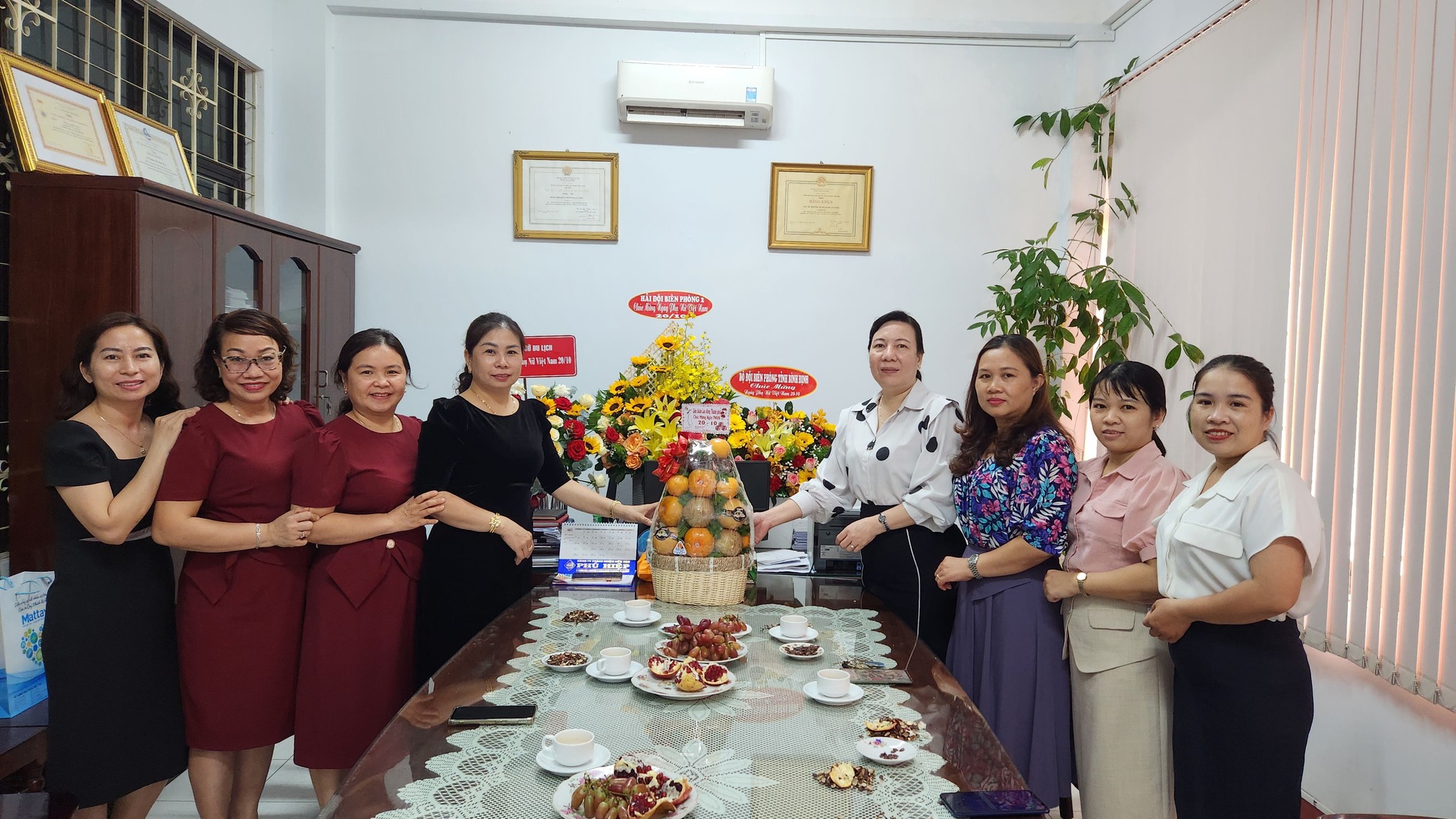 LĐLĐ thành phố thăm và chúc mừng Hội Liên hiệp Phụ nữ thành phố Quy Nhơn