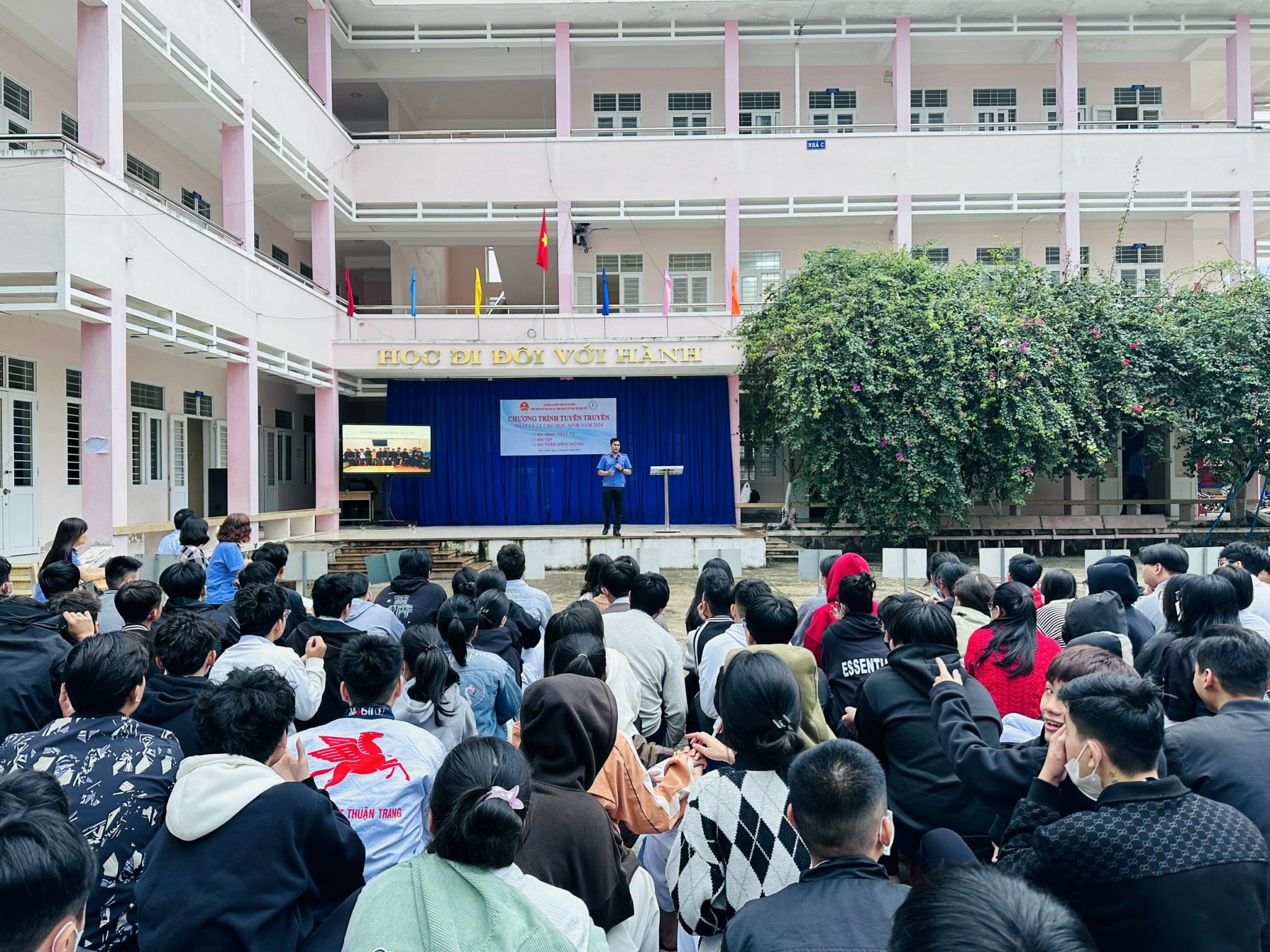 Đoàn viên Công đoàn cơ sở Viện KSND TP Quy Nhơn tuyên truyền pháp luật cho học sinh.