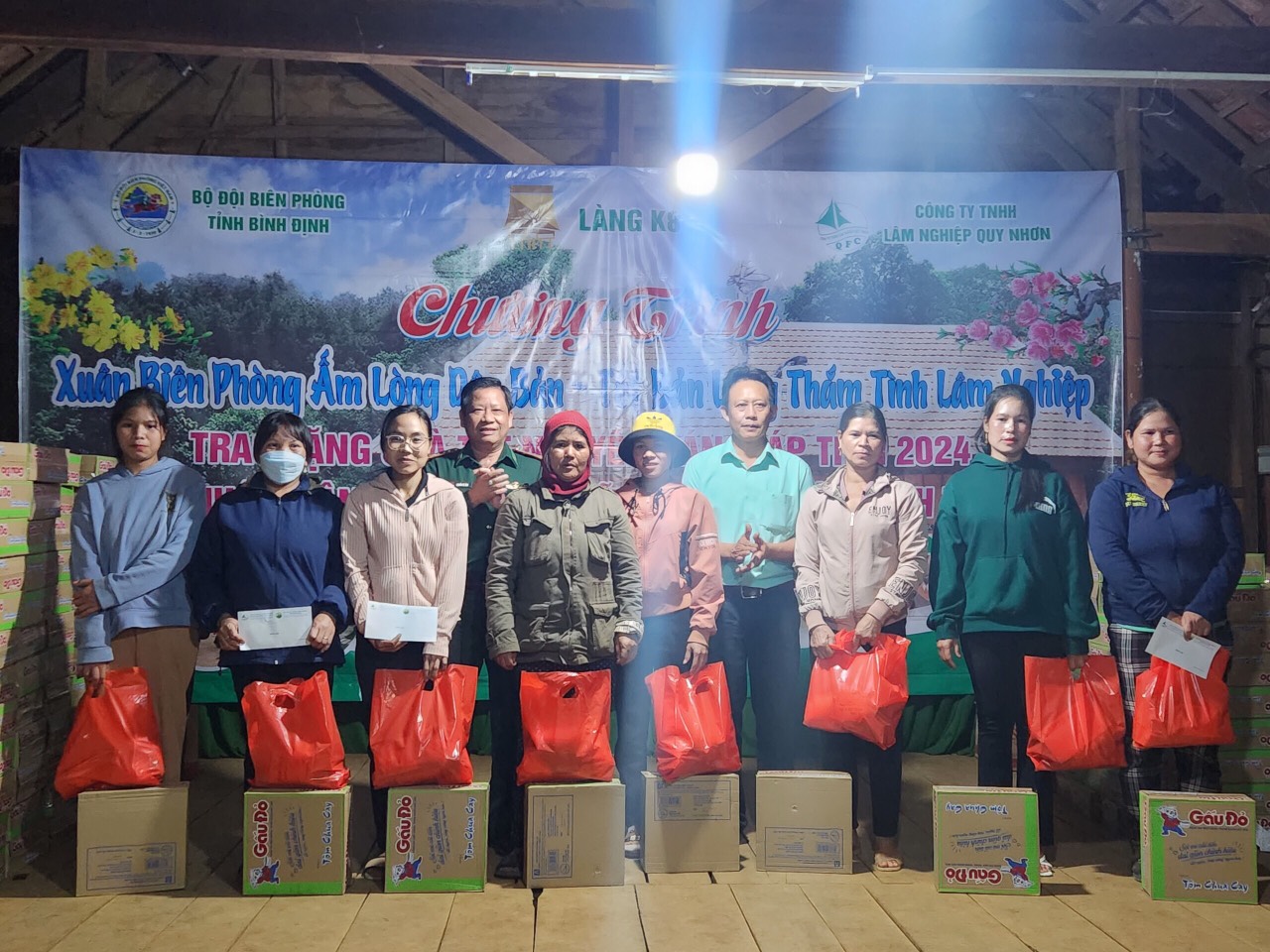 Thăm, tặng quà Tết Nguyên đán Giáp Thìn cho Nhân dân Làng K8,  xã Vĩnh Sơn, huyện Vĩnh Thạnh