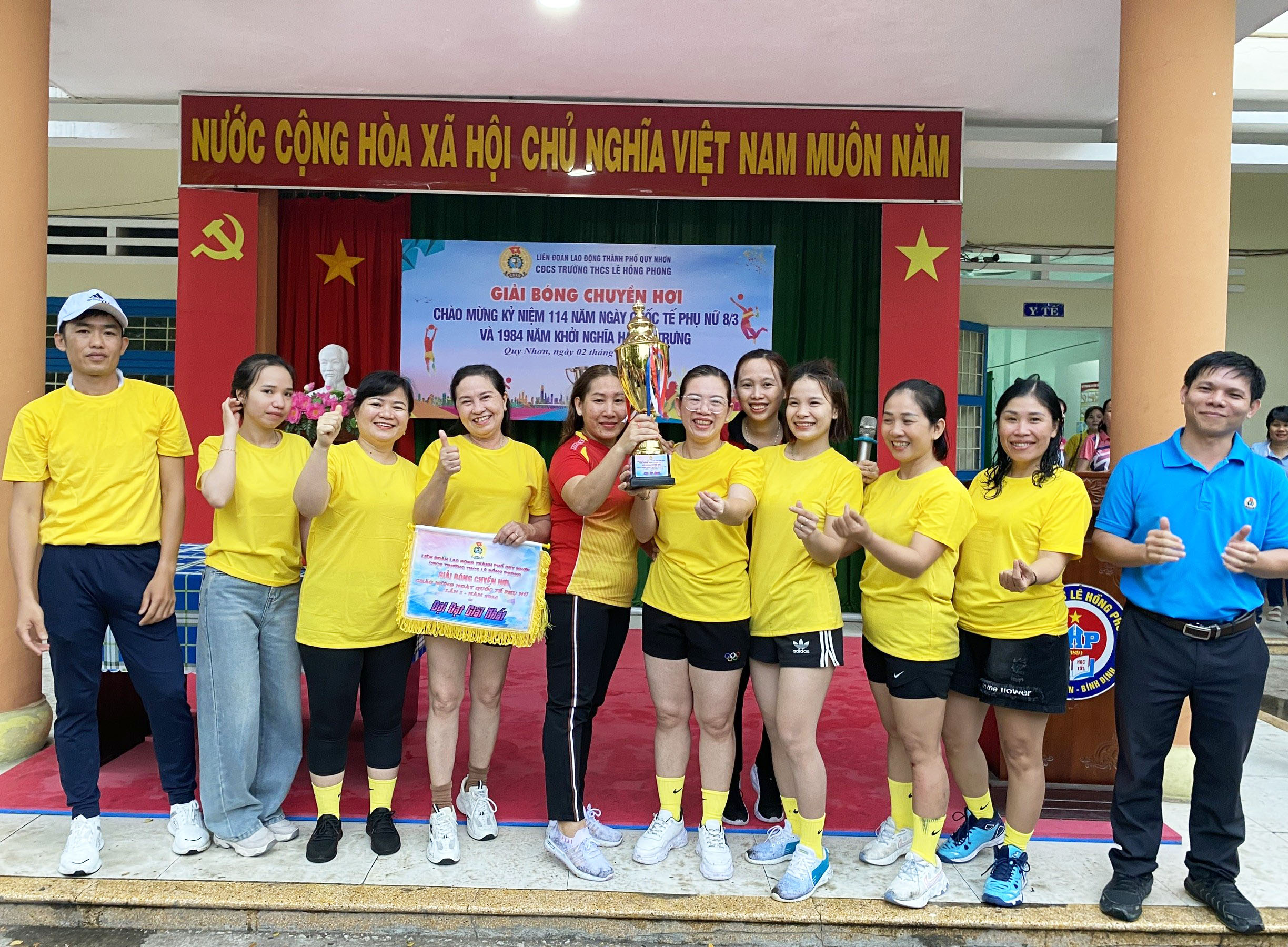CĐCS trường THCS Lê Hồng Phong tổ chức Giải bóng chuyền hơi